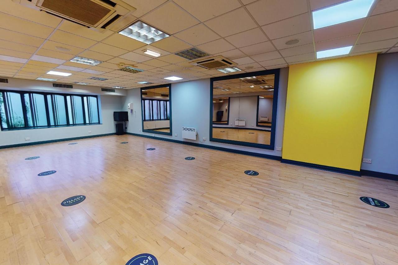 Village Hotel Warrington Екстериор снимка