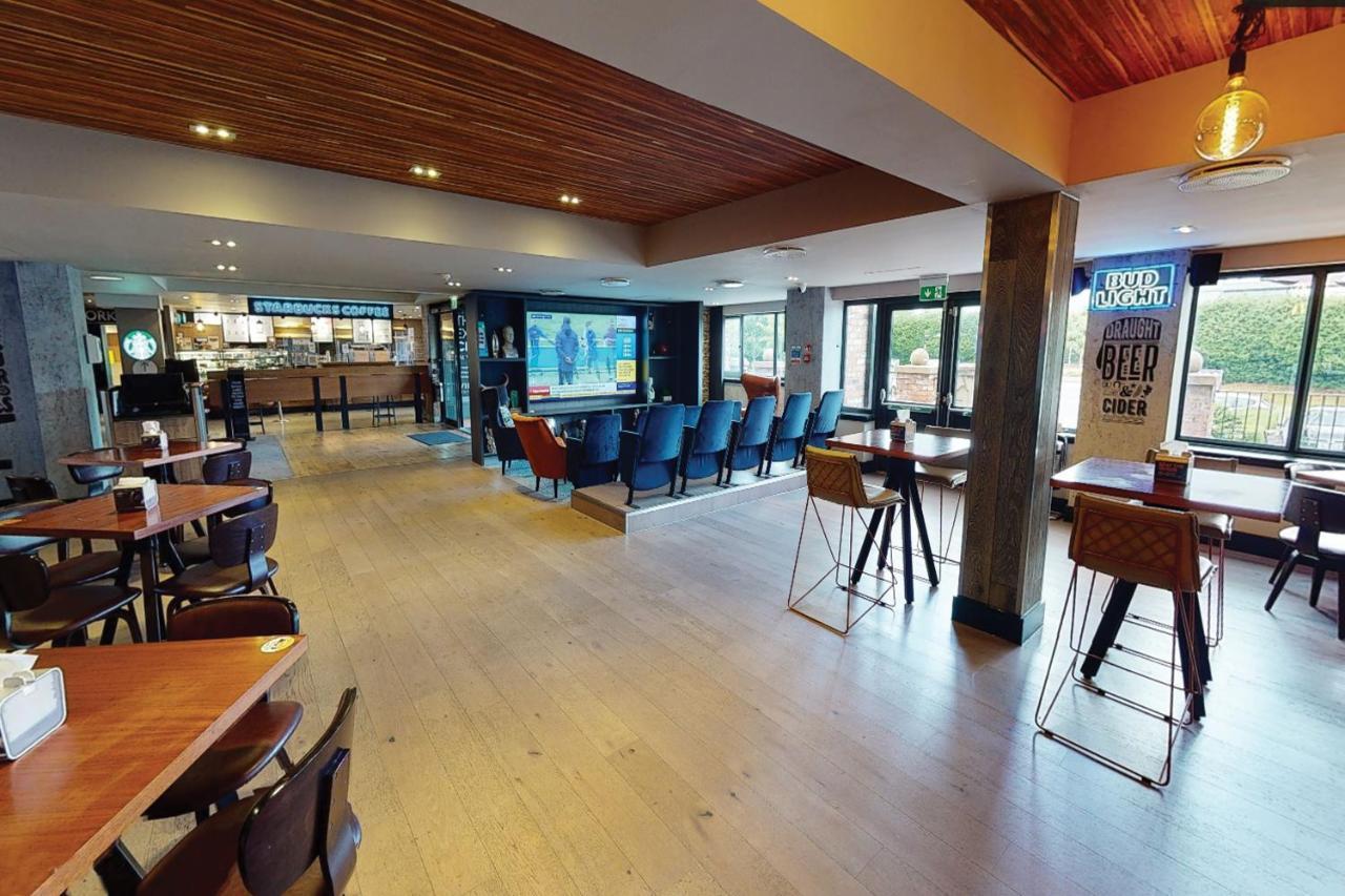 Village Hotel Warrington Екстериор снимка